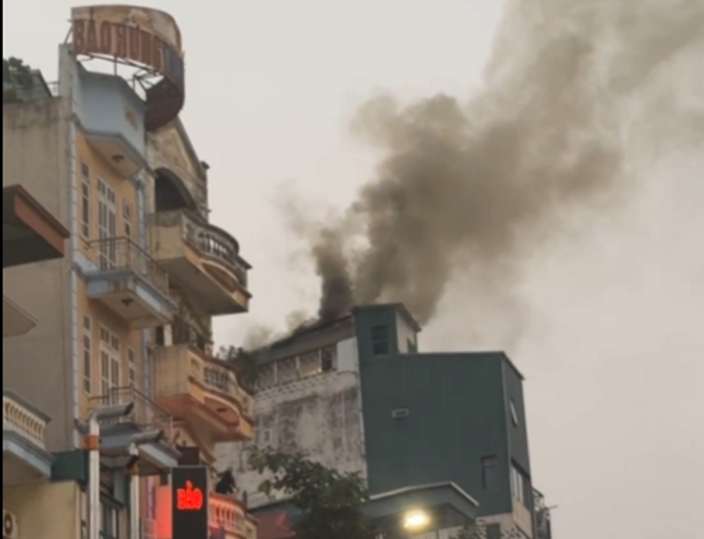 Cột khói đen kịt bốc lên từ tầng mái ngôi nhà. Cột khói đen kịt bốc lên từ tầng mái ngôi nhà.