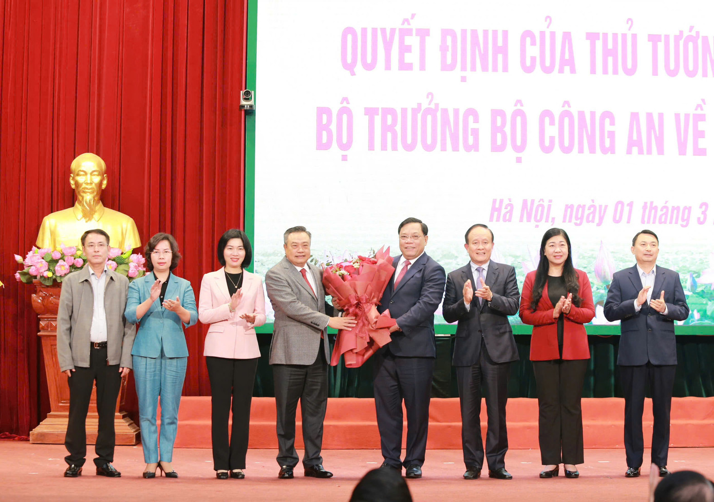 Các đơn vị tặng hoa chúc mừng tân Thứ trưởng Bộ Dân tộc và Tôn giáo Nguyễn Hải Trung.