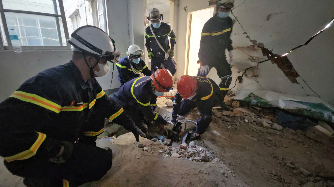 Lực lượng cứu nạn, cứu hộ Bộ Công an tìm kiếm nạn nhân mất tích. Ảnh: Lê Hoàng.