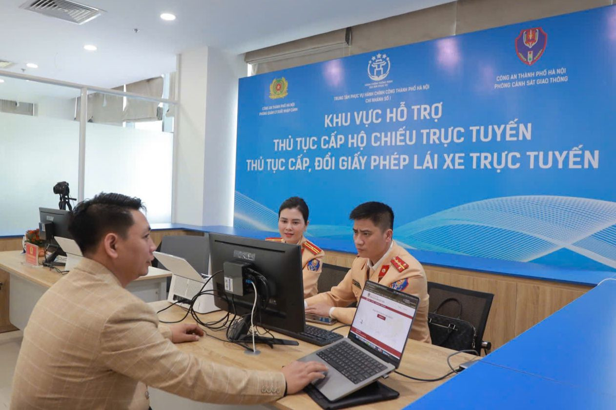 Khu vực hỗ trợ người dân làm thủ tục cấp, đổi giấy phép lái xe.