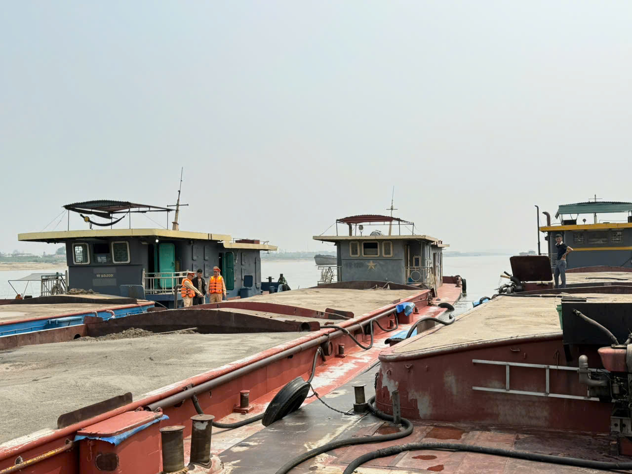 3 tàu cát bị lực lượng CSGT phát hiện, xử lý. 3 tàu cát bị lực lượng CSGT phát hiện, xử lý.