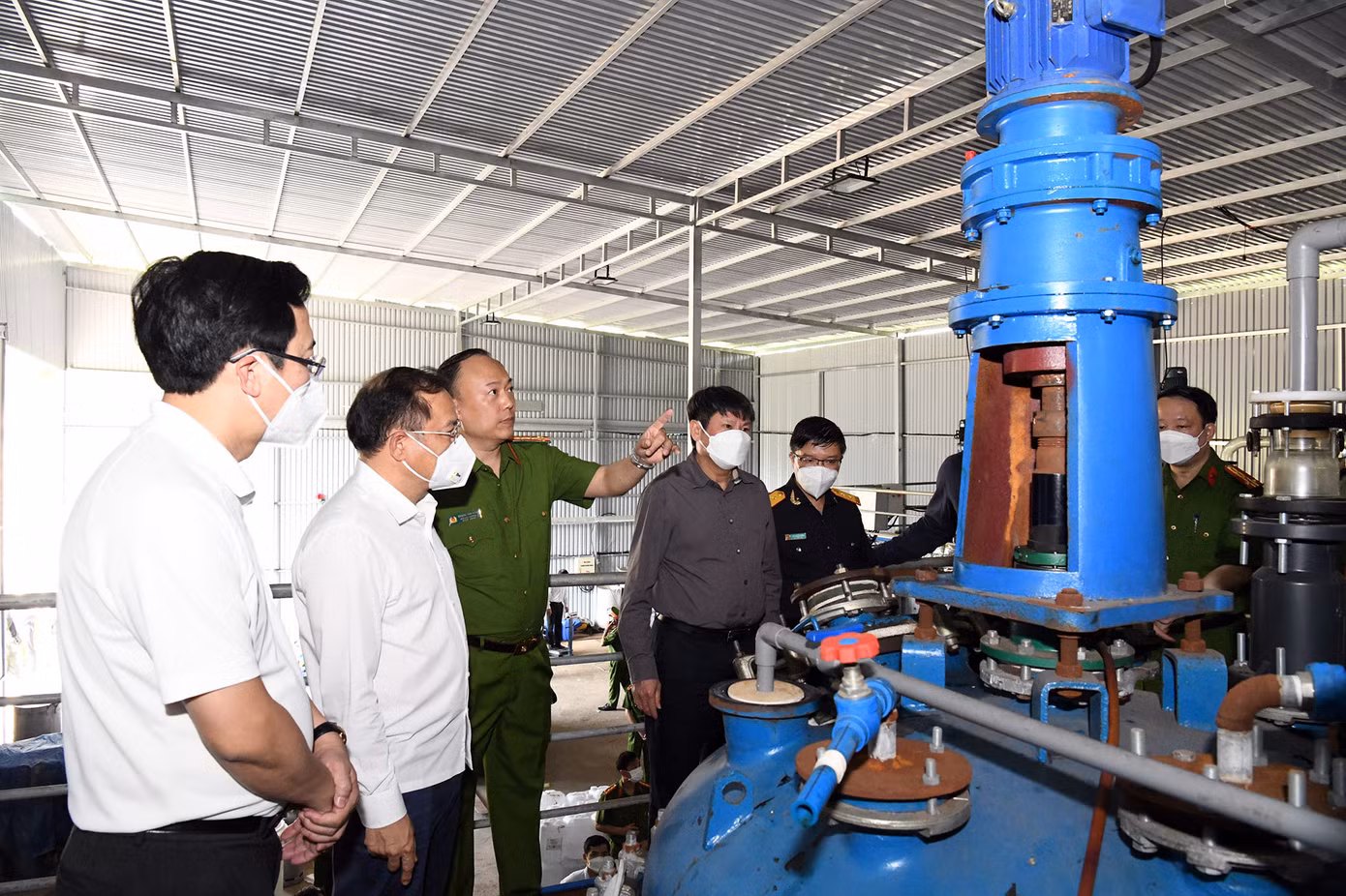 Ghi nhận thành tích đặc biệt xuất sắc của các lực lượng tham gia đấu tranh triệt phá xưởng sản xuất ma túy tổng hợp với quy mô đặc biệt lớn, dây chuyền trang thiết bị hiện đại, công nghệ tiên tiến, ngày 25/3, Thủ tướng Chính phủ Phạm Minh Chính đã có Thư khen gửi Ban Chuyên án. Ghi nhận thành tích đặc biệt xuất sắc của các lực lượng tham gia đấu tranh triệt phá xưởng sản xuất ma túy tổng hợp với quy mô đặc biệt lớn, dây chuyền trang thiết bị hiện đại, công nghệ tiên tiến, ngày 25/3, Thủ tướng Chính phủ Phạm Minh Chính đã có Thư khen gửi Ban Chuyên án.