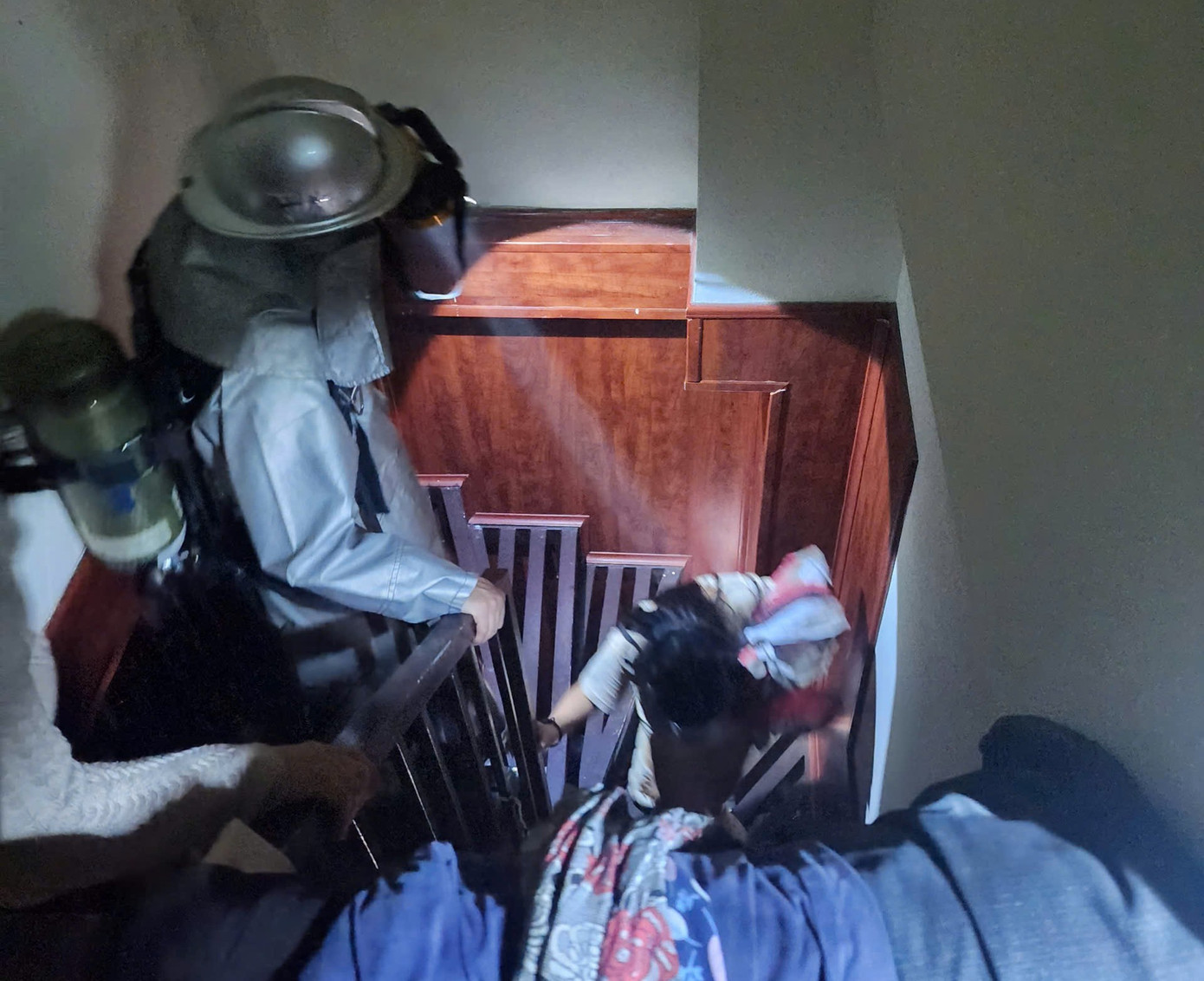 Lực lượng PCCC&CNCH đưa người dân ra ngoài. Lực lượng PCCC&CNCH đưa người dân ra ngoài.