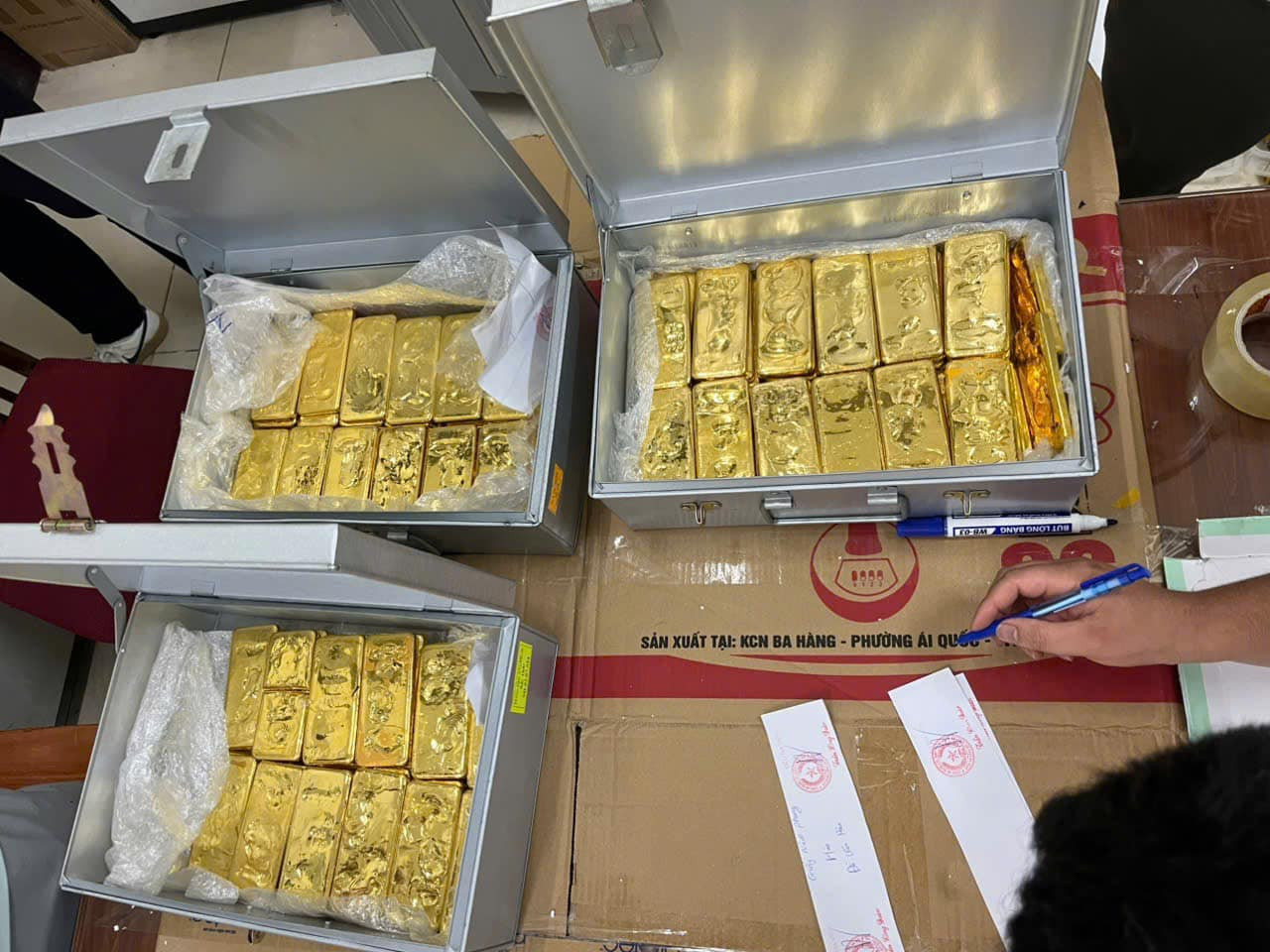 Số tài sản khổng lồ trong đường dây lừa đảo Mr. Pips bị Công an TP Hà Nội thu giữ.