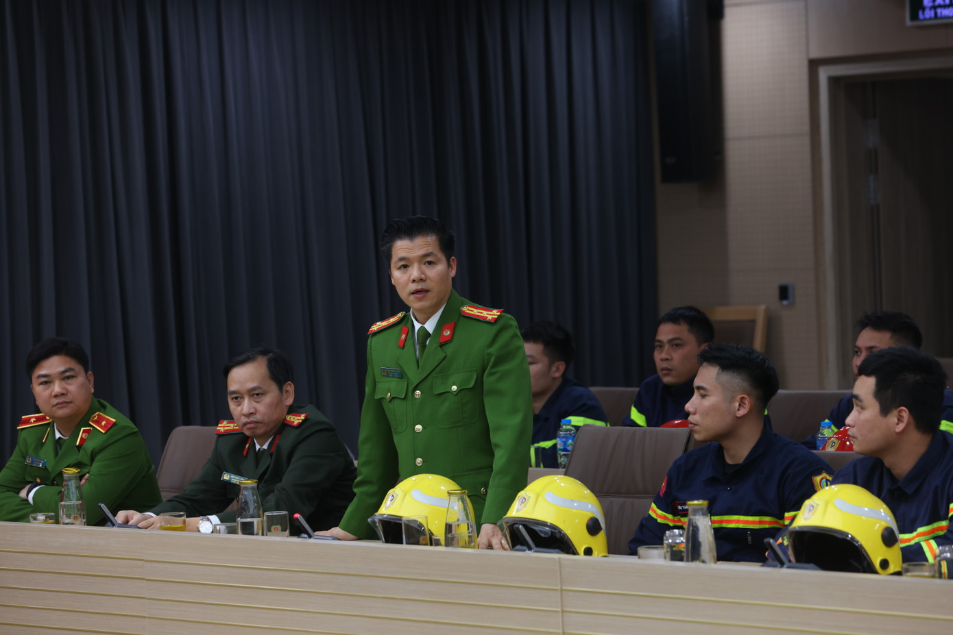 Đại tá Nguyễn Minh Khương báo cáo tại buổi Lễ. Ảnh: Phạm Kiên Đại tá Nguyễn Minh Khương báo cáo tại buổi Lễ. Ảnh: Phạm Kiên