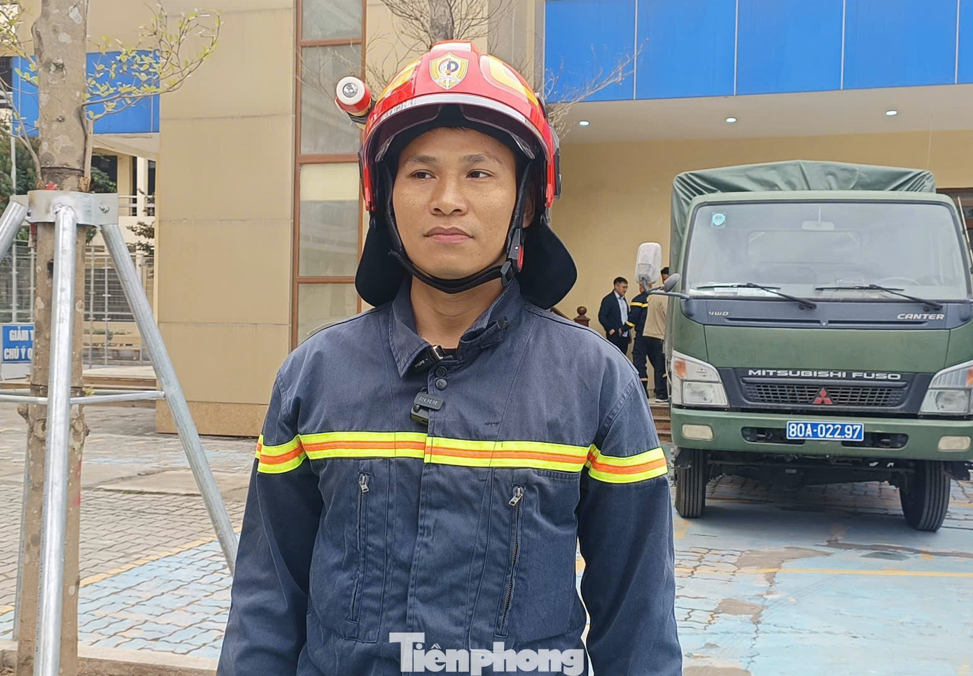 Cũng tham gia đoàn công tác, Đại uý Trần Văn Khả - giảng viên khoa Chữa cháy và CNCH trường Đại học PCCC cho biết, trước mỗi lần thực hiện nhiệm vụ anh cùng các cán bộ, chiến sĩ có rất nhiều cảm xúc, nhưng các anh đã chuẩn bị tinh thần tốt nhất, sẵn sàng và hoàn thành nhiệm vụ được Đảng, Nhà nước, Bộ Công an giao. "Các thành viên trong đoàn rất khẩn trương chuẩn bị trang thiết bị, tư trang cá nhân phục vụ công tác cứu nạn tại hiện trường. Bên cạnh đó cũng có chút thời gian động viên vợ con để yên tâm khi lên đường làm nhiệm vụ" - Đại uý Trần Văn Khả cho biết.