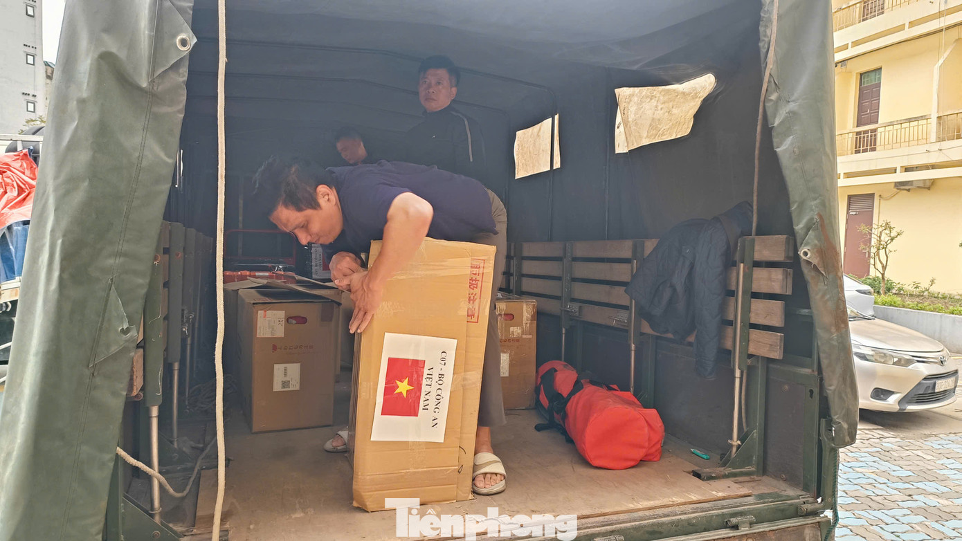 Ngay từ sáng sớm 30/3, tại trụ sở Cục Cảnh sát PCCC&amp;CNCH, các cán bộ, chiến sĩ khẩn trương chuẩn bị các trang thiết bị và tư trang cá nhân.