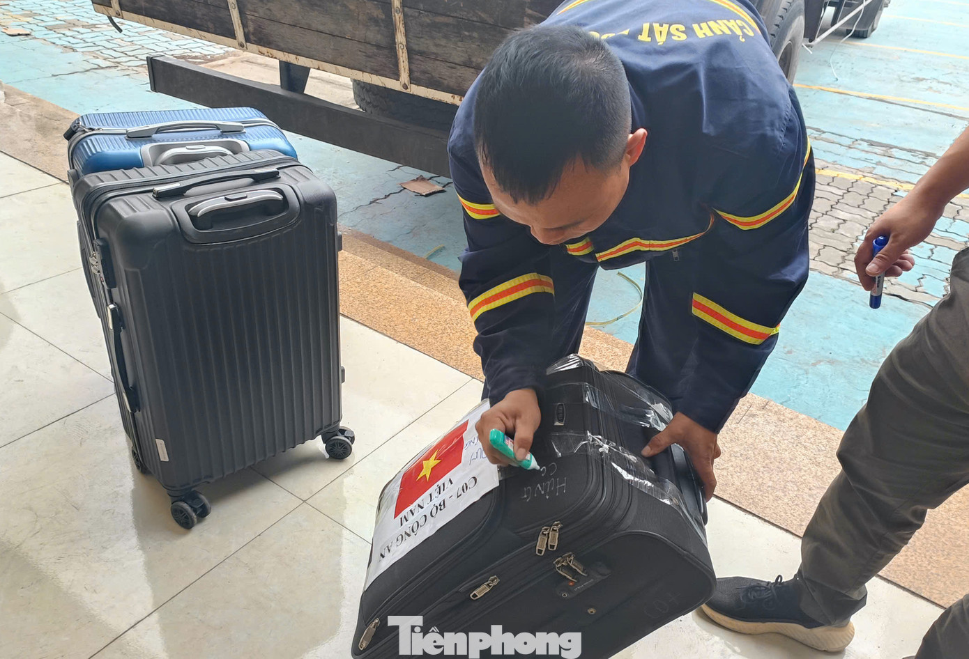 Trong đoàn, có 2 cán bộ đối ngoại và phiên dịch, 1 bác sỹ, 22 cán bộ chiến sĩ cùng 2 chó nghiệp vụ và các phương tiện, dụng cụ phục vụ cứu hộ.