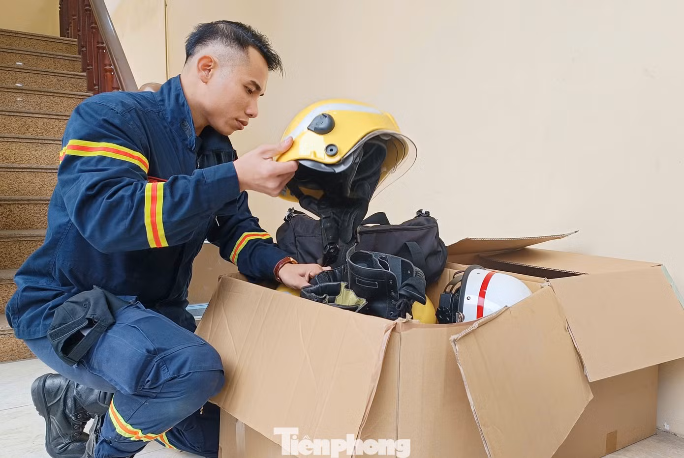 Lần đầu tiên được tham gia nhiệm vụ cứu nạn, cứu hộ quốc tế, Đại uý Thiều Thanh Thuận - Giảng viên khoa chữa cháy và cứu nạn cứu hộ trường Đại học PCCC cho biết, mỗi một người giảng viên trường Đại học PCCC luôn được rèn luyện trong môi trường khắc nghiệt và nêu cao tinh thần sẵn sàng nhận nhiệm vụ bất cứ lúc nào. Đại uý Thuận nói và cho biết, trước khi qua Myanmar, đoàn đã tìm hiểu trước thời tiết, khí hậu và địa hình nơi xảy ra động đất và đã sẵn sàng cho tình huống tiếp tục xuất hiện những cơn dư chấn. "Chúng tôi đã chuẩn bị các trang thiết bị thiết yếu để làm nhiệm vụ trong các vụ thảm hoạ do động đất gây ra như các thiết bị phá, cắt dỡ..." - Đại uý Thuận nói.