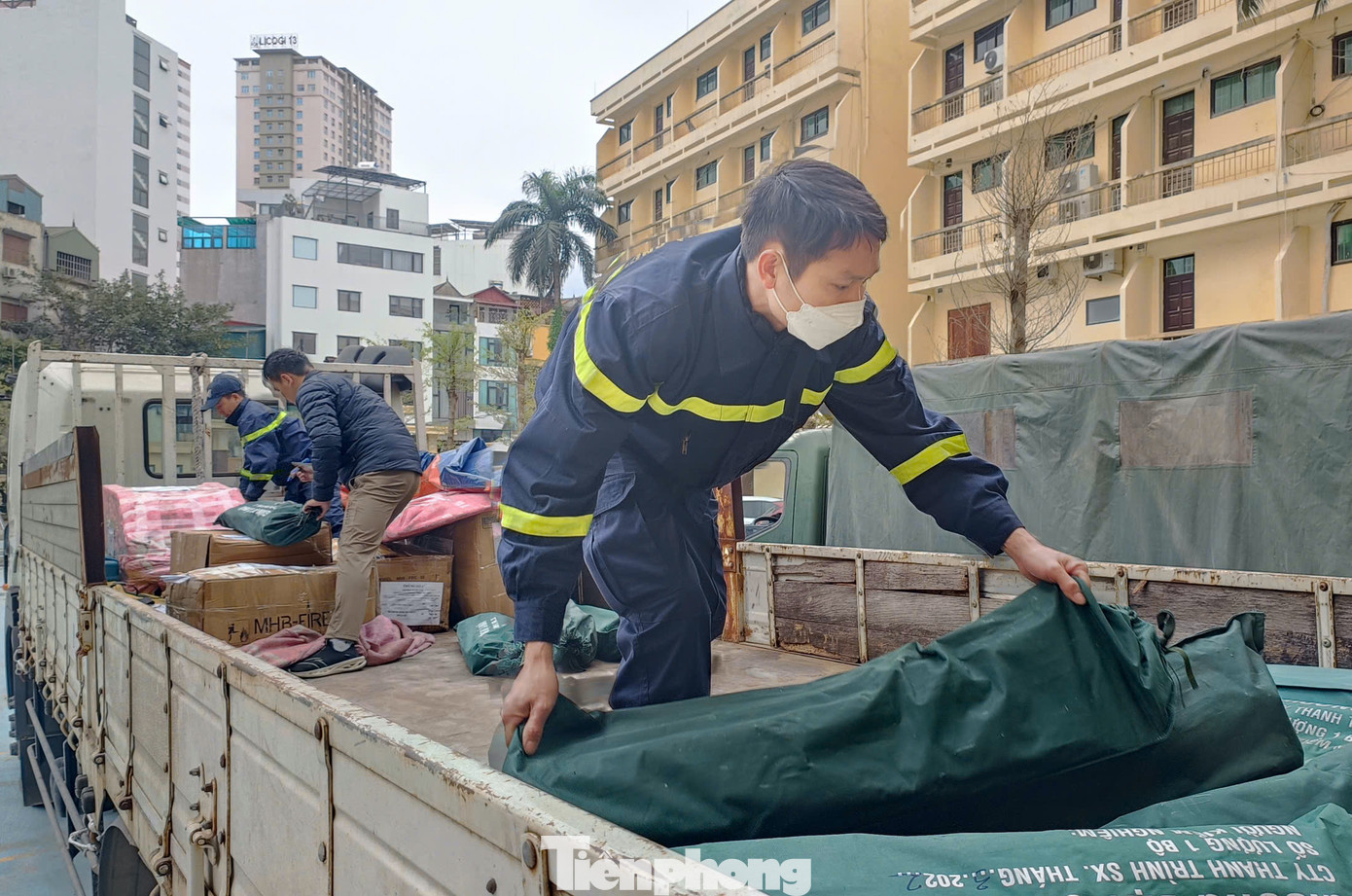 Hàng tấn thiết bị được đưa lên 2 xe tải vận chuyển ra sân bay.