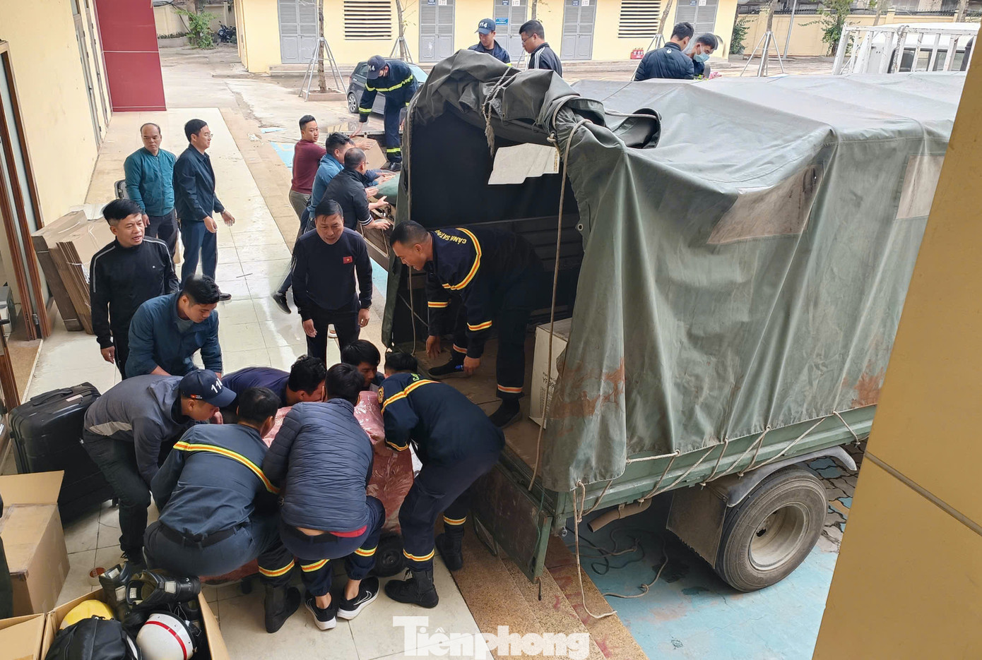 Máy nạp khí được đoàn cứu nạn, cứu hộ mang theo.