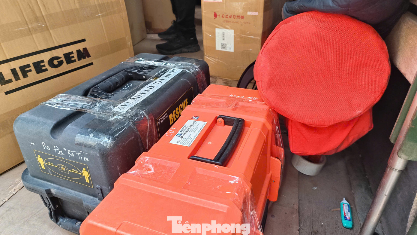 "Tất cả các thiết bị đoàn mang theo đều là thiết bị hiện đại phục vụ cứu nạn, cứu hộ trong các vụ sập đổ công trình như thiết bị phá dỡ, nâng kích, dò tìm bằng sóng radar và hình ảnh, thiết bị bay không người lái, tời điện..." - Đại tá Lâm cho biết.