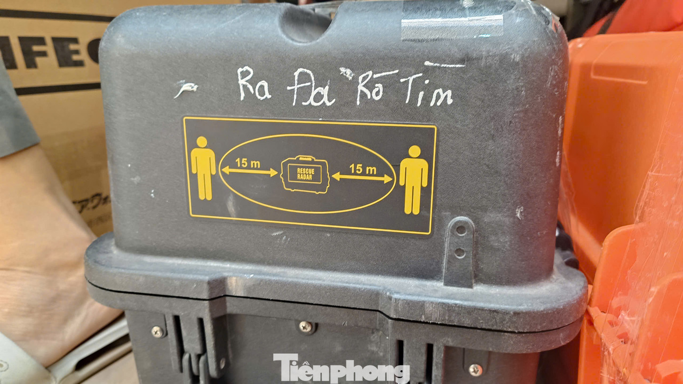 Đại tá Vũ Sơn Lâm - Giám đốc Trung tâm huấn luyện và ứng phó về PCCC&amp;CNCH Bộ Công an cho biết, đoàn gồm những cán bộ chiến sĩ tinh nhuệ, có kinh nghiệm huấn luyện trong cứu nạn cứu hộ quốc tế.