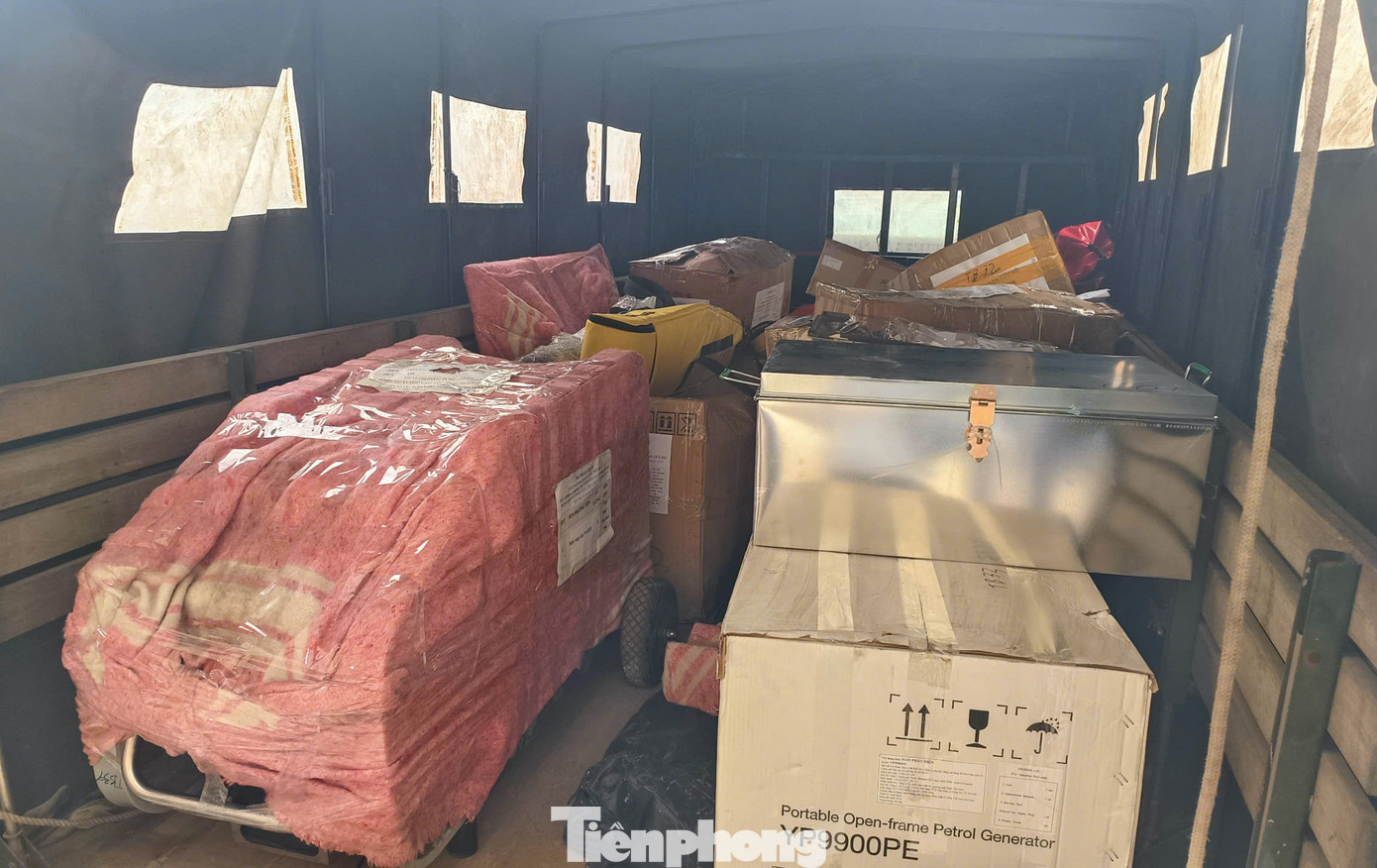 Các thiết bị được đóng gói vận chuyển lên ô tô tải.