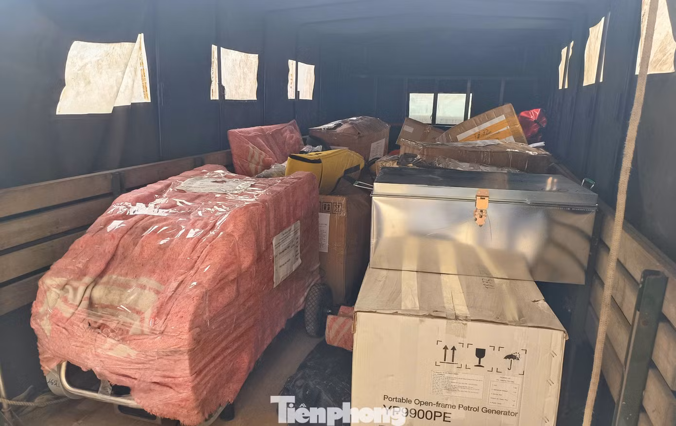 Các thiết bị được đóng gói vận chuyển lên ô tô tải.