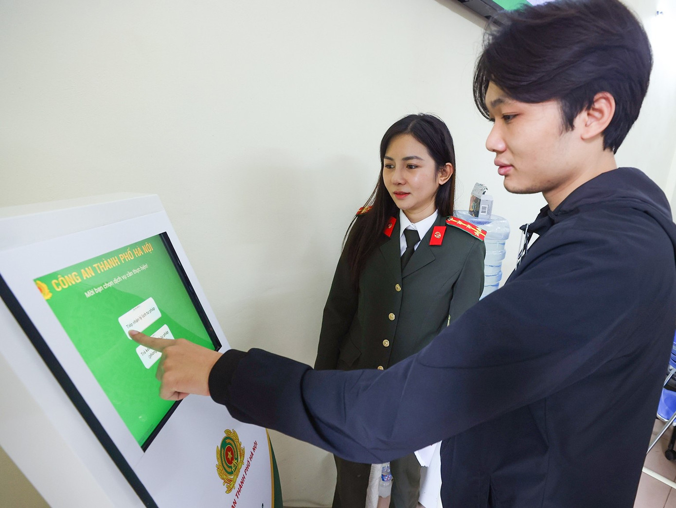 Người dân được hướng dẫn tận tình tại điểm cấp Phiếu lý lịch tư pháp. Ảnh: Đ.T