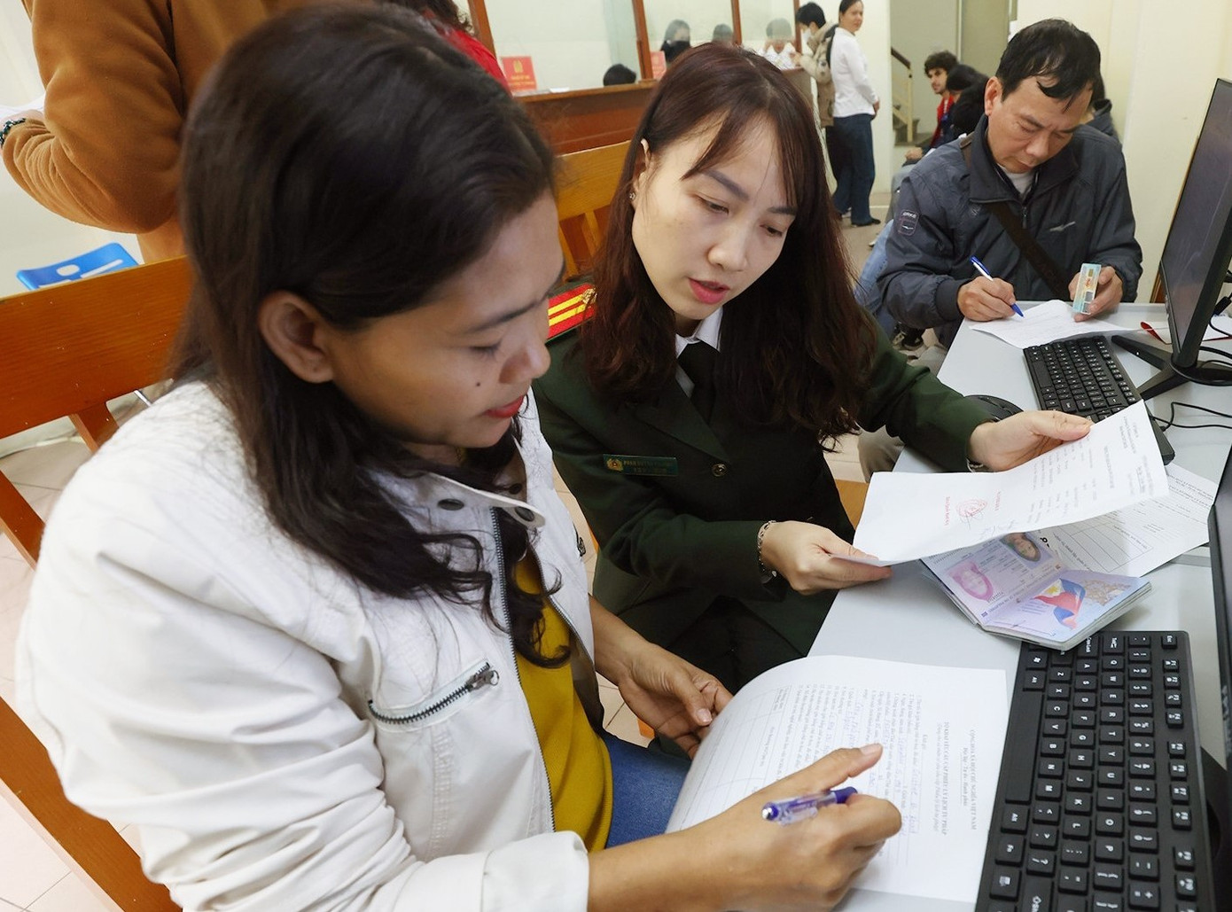 Cán bộ Công an hướng dẫn người dân làm thủ tục cấp Phiếu lý lịch tư pháp. Ảnh: Đ.T