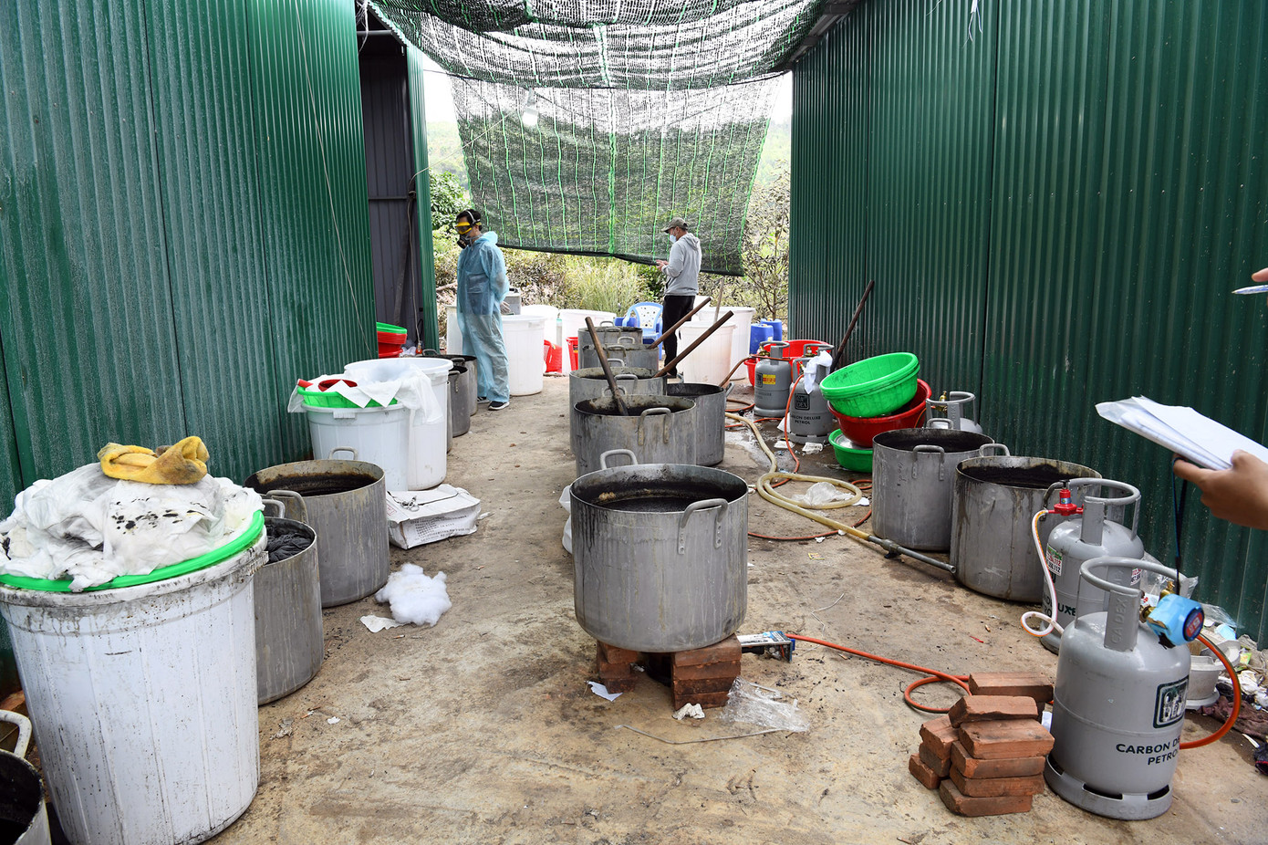 Tháng 8/2024, từ thông tin do phía Trung Quốc trao đổi về hai đối tượng từng có lịch sử liên quan sản xuất trái phép chất ma túy tại Trung Quốc đã xuất cảnh sang Việt Nam với lô hàng số lượng lớn ống thủy tinh vận chuyển vào nước ta, nghi liên quan đến hoạt động sản xuất trái phép chất ma túy, với sự nhạy bén nghề nghiệp và kinh nghiệm đấu tranh các chuyên án về sản xuất, mua bán trái phép chất ma túy, Cục Cảnh sát điều tra tội phạm về ma túy đã phân công trinh sát thu thập tài liệu, xác minh làm rõ.