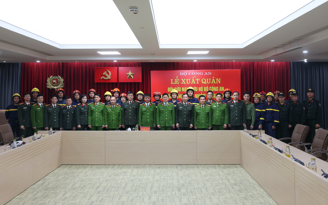 Trung tướng Lê Văn Tuyến chụp ảnh cùng đoàn công tác. Ảnh: Phạm Kiên Trung tướng Lê Văn Tuyến chụp ảnh cùng đoàn công tác. Ảnh: Phạm Kiên