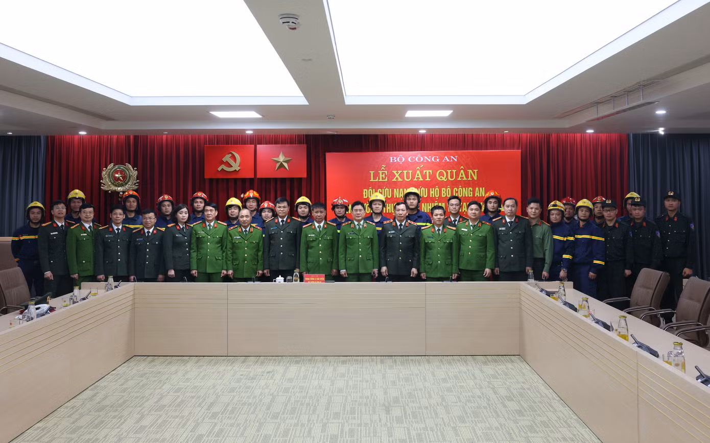 Trung tướng Lê Văn Tuyến chụp ảnh cùng đoàn công tác. Ảnh: Phạm Kiên Trung tướng Lê Văn Tuyến chụp ảnh cùng đoàn công tác. Ảnh: Phạm Kiên