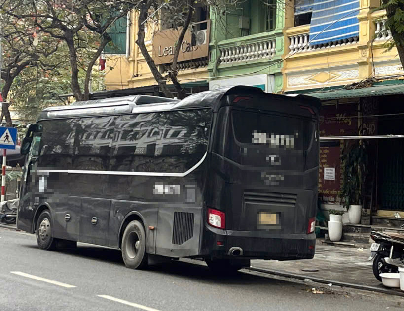 Vào thời gian các tuyến phố hạn chế xe trên 16 chỗ, một số xe dừng, đỗ tại khu vực có biển cấm ở phía ngoài.