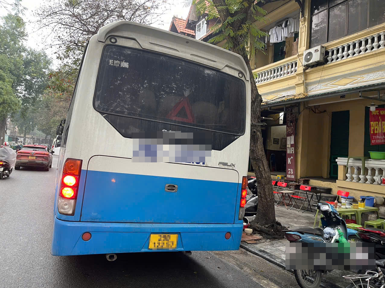 Vì mức phạt đi vào đường cấm khá cao nên một số tài xế chấp nhận mức phạt dừng, đỗ ở nơi có biển cấm thấp hơn.