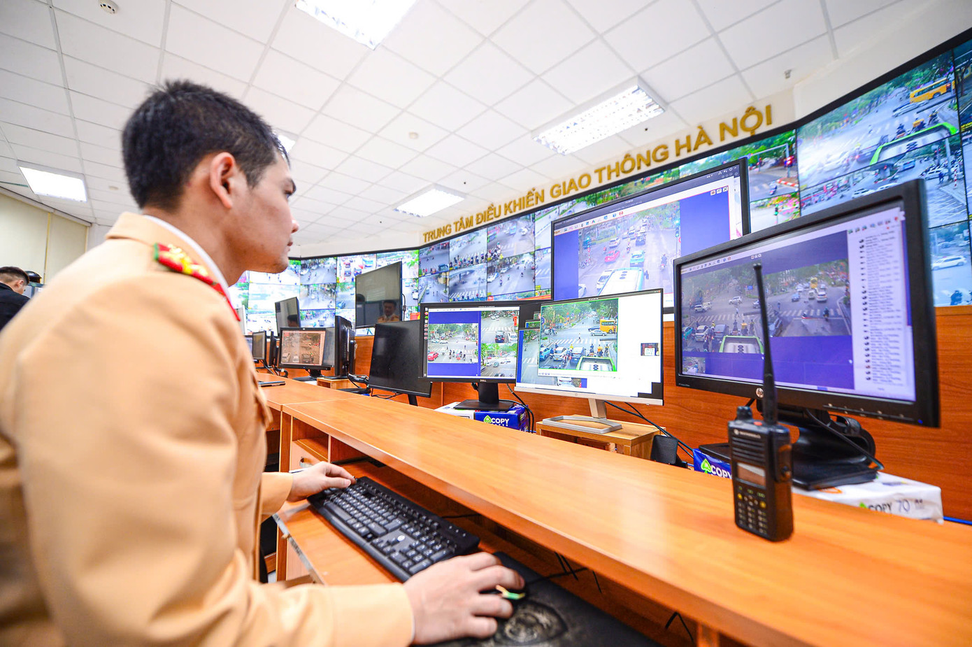 Các cán bộ, chiến sĩ tại trung tâm luôn phối hợp nhịp nhàng với đội địa bàn để nắm tình hình giao thông.