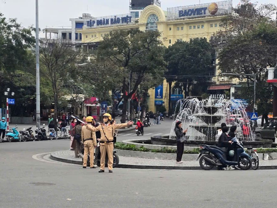 Lực lượng CSGT xử lý nghiêm các hành vi vi phạm tránh ùn tắc giao thông. Lực lượng CSGT xử lý nghiêm các hành vi vi phạm tránh ùn tắc giao thông.