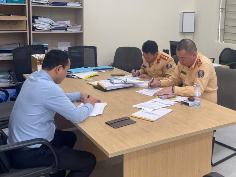 Cán bộ tổ công tác làm việc với tài xế V. Cán bộ tổ công tác làm việc với tài xế V.