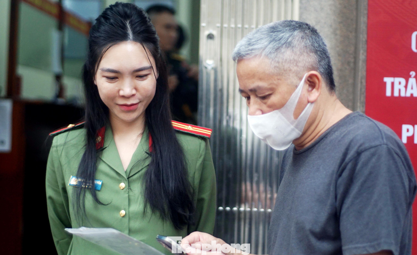 Người dân đến làm thủ tục đều được các cán bộ đón tiếp, hướng dẫn tận tình. Người dân đến làm thủ tục đều được các cán bộ đón tiếp, hướng dẫn tận tình.