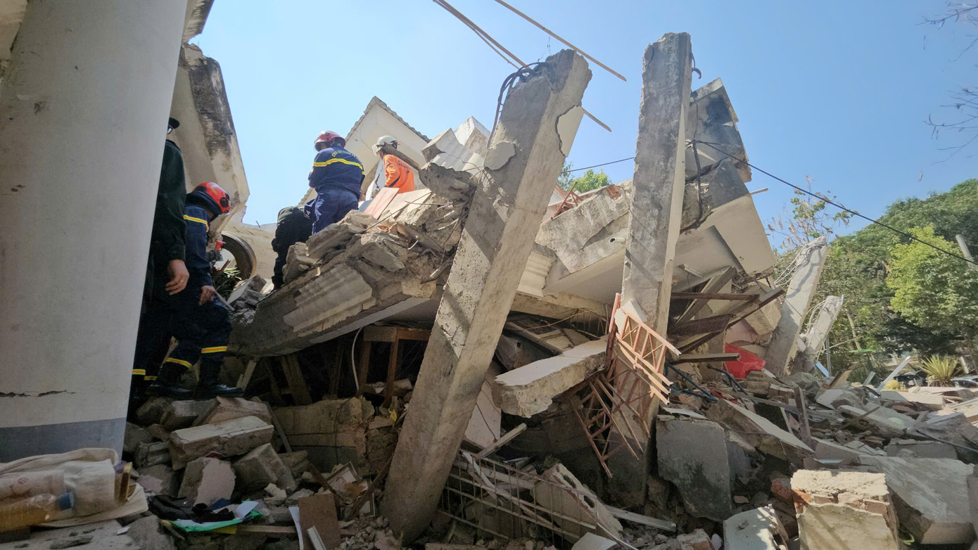 26 cán bộ, chiến sĩ tham gia đoàn cứu hộ được Bộ Công an lựa chọn rất kỹ lưỡng, có trình độ chuyên môn cao, sẵn sàng ứng phó với mọi tình huống khẩn cấp tại khu vực bị ảnh hưởng của động đất. Ảnh: Lê Hoàng