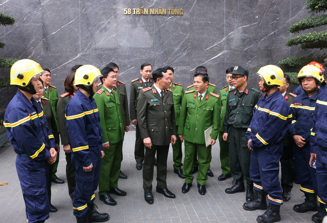 Trung tướng Lê Văn Tuyến chụp ảnh cùng đoàn công tác. Ảnh: Phạm Kiên Trung tướng Lê Văn Tuyến chụp ảnh cùng đoàn công tác. Ảnh: Phạm Kiên