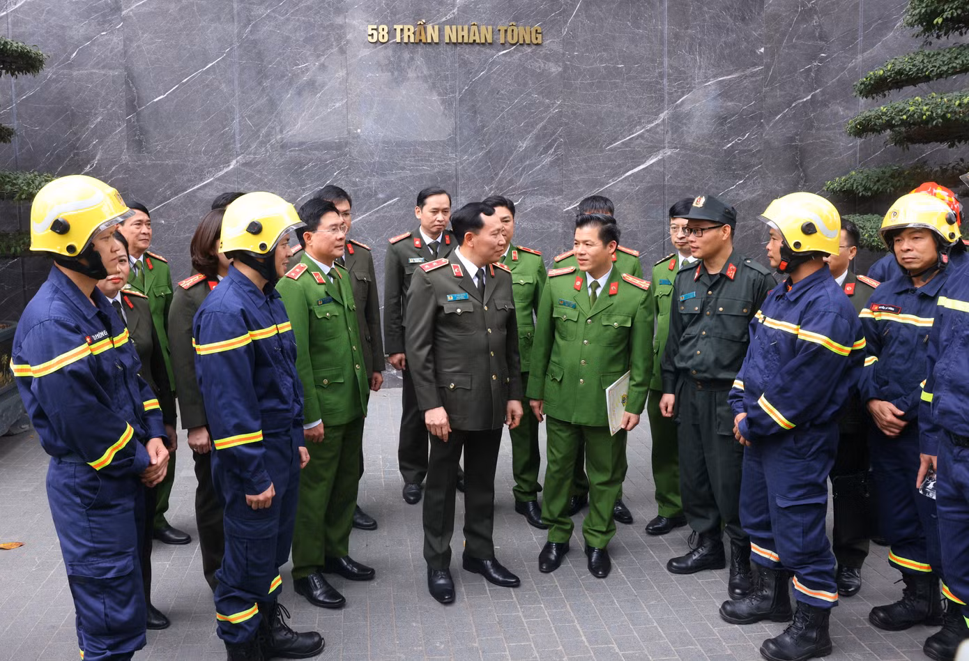 Trung tướng Lê Văn Tuyến chụp ảnh cùng đoàn công tác. Ảnh: Phạm Kiên Trung tướng Lê Văn Tuyến chụp ảnh cùng đoàn công tác. Ảnh: Phạm Kiên