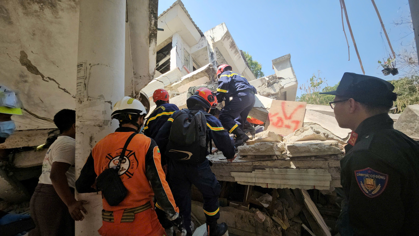 Hiện trường là tòa nhà 3 tầng sụp đổ hoàn toàn có diện tích khoảng 200m2. Phía trước căn nhà có 1 nạn nhân nam trên 60 tuổi, phía sau có 1 phụ nữ khoảng 30 tuổi mắc kẹt. Ảnh: Lê Hoàng
