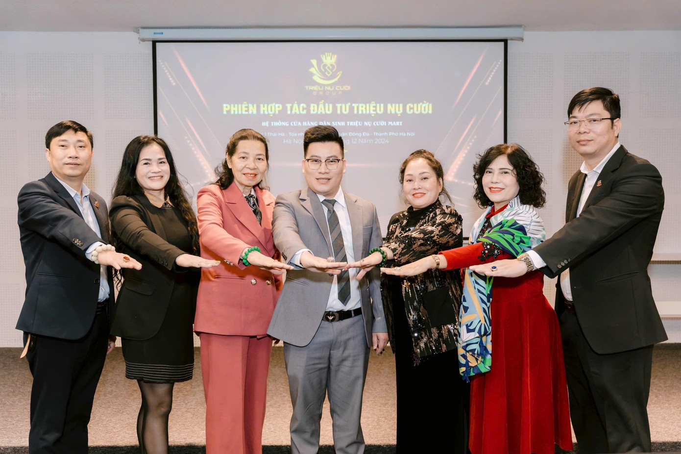 Hồ Quốc Thân (giữa) tại các sự kiện Công ty Triệu nụ cười. Ảnh: CACC