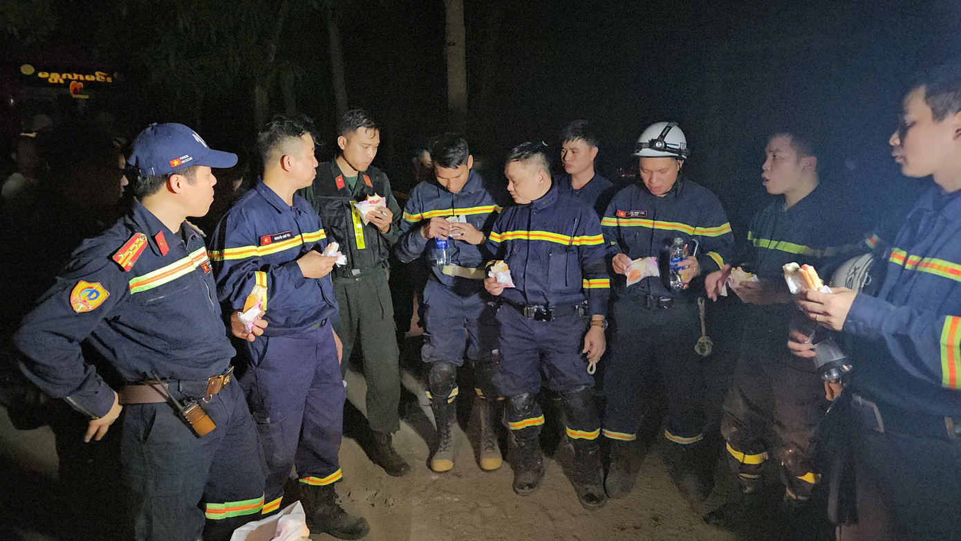 Phút nghỉ ngơi ngắn của lực lượng cứu nạn, cứu hộ Bộ Công an. Ảnh: Lê Hoàng.