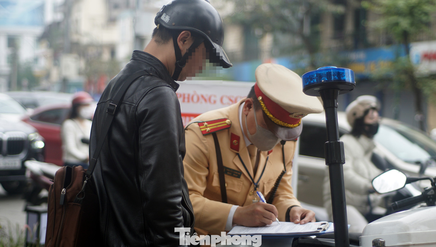 Lực lượng CSGT lập biên bản vi phạm. Ảnh: Thanh Hà Lực lượng CSGT lập biên bản vi phạm. Ảnh: Thanh Hà