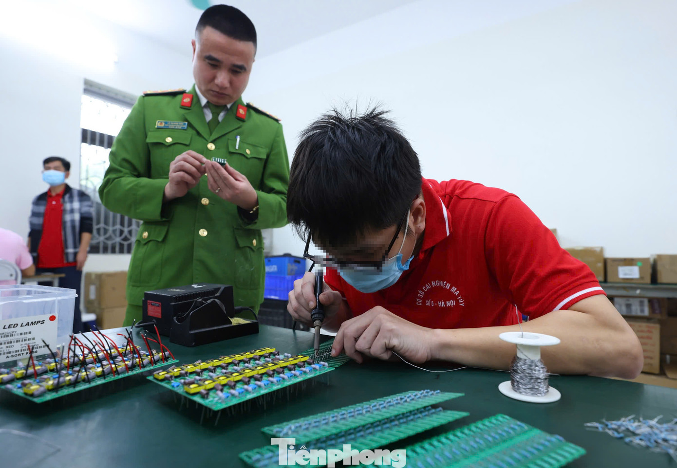 Học viên cai nghiện được duy trì 5 giai đoạn gồm: Tiếp nhận phân loại; cắt cơn giải độc và điều trị các bệnh lý liên quan đến rối loạn tâm thần; giáo dục hướng nghiệp; dạy nghề lao động sản xuất; chuẩn bị tái nhập cộng đồng. Học viên cai nghiện được duy trì 5 giai đoạn gồm: Tiếp nhận phân loại; cắt cơn giải độc và điều trị các bệnh lý liên quan đến rối loạn tâm thần; giáo dục hướng nghiệp; dạy nghề lao động sản xuất; chuẩn bị tái nhập cộng đồng.