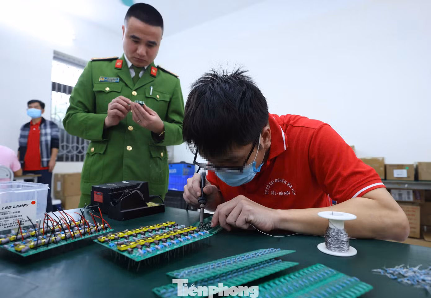 Học viên cai nghiện được duy trì 5 giai đoạn gồm: Tiếp nhận phân loại; cắt cơn giải độc và điều trị các bệnh lý liên quan đến rối loạn tâm thần; giáo dục hướng nghiệp; dạy nghề lao động sản xuất; chuẩn bị tái nhập cộng đồng.