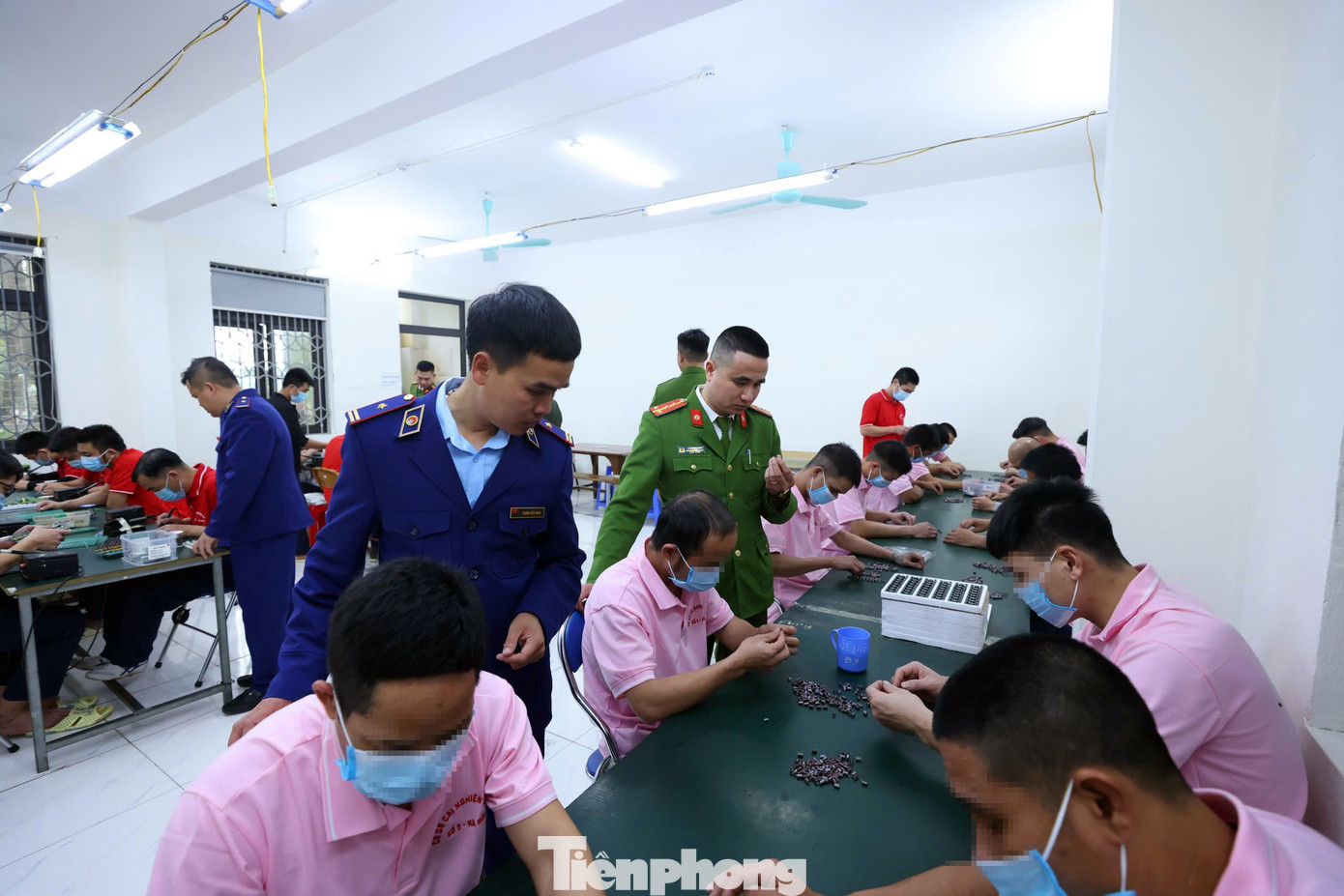 "Đơn vị đã quán triệt đến toàn bộ cán bộ, chiến sĩ, nhân viên trong cơ sở để làm sao nắm bắt tâm lý của học viên sau khi bàn giao nhiệm vụ quản lý từ Sở Lao động - Thương binh và Xã hội về Công an TP Hà Nội" -Trung tá Long cho biết. "Đơn vị đã quán triệt đến toàn bộ cán bộ, chiến sĩ, nhân viên trong cơ sở để làm sao nắm bắt tâm lý của học viên sau khi bàn giao nhiệm vụ quản lý từ Sở Lao động - Thương binh và Xã hội về Công an TP Hà Nội" -Trung tá Long cho biết.