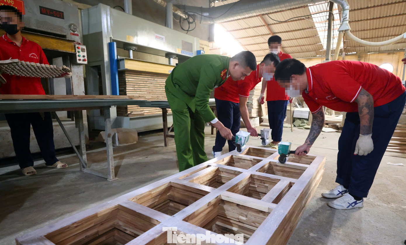 Tại đây, các học viên được làm ngành nghề như nghề mộc, điện tử... Tại đây, các học viên được làm ngành nghề như nghề mộc, điện tử...