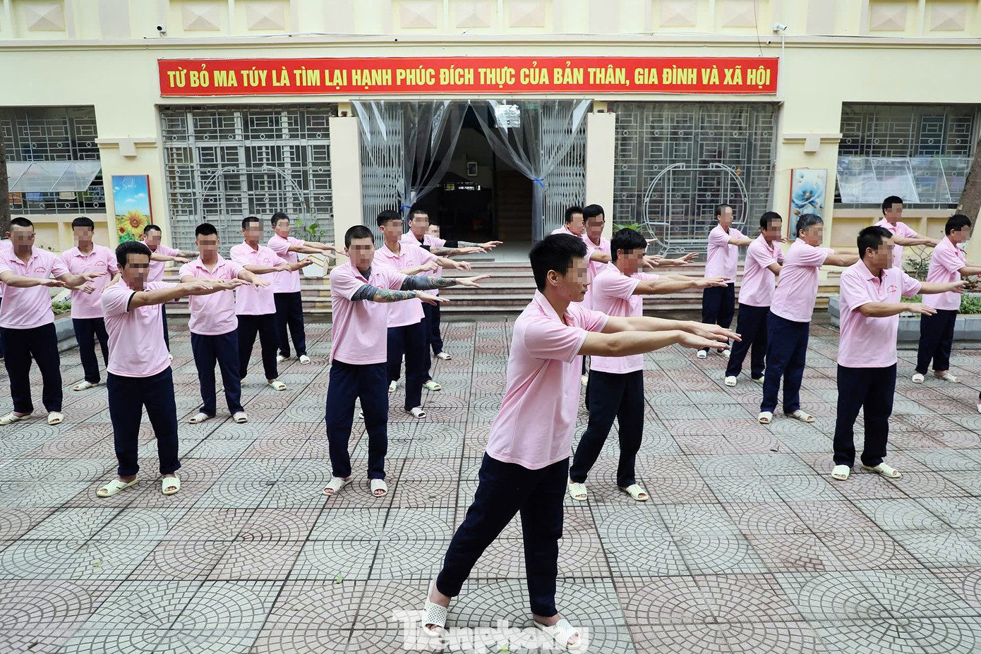 Thượng tá Hồ Lê Quân, Phó trưởng Phòng Tham mưu Công an TP Hà Nội cho biết, tiếp nhận nhiệm vụ, Công an TP Hà Nội đã chủ động phối hợp với các ngành chức năng có liên quan rà soát các điều kiện chuẩn bị tiếp nhận chức năng nhiệm vụ quản lý cai nghiện ma túy và sau cai nghiện ma túy. "Với nỗ lực, quyết tâm cao của Công an thành phố, trong thời gian ngắn đã rà soát cơ sở vật chất, cán bộ, công nhân viên đang công tác trong các trung tâm, có phương án tiếp nhận, chuyển giao theo Đề án của Bộ Công an, không làm đứt gãy, gián đoạn công tác cai nghiện" - Thượng tá Quân cho biết. Thượng tá Hồ Lê Quân, Phó trưởng Phòng Tham mưu Công an TP Hà Nội cho biết, tiếp nhận nhiệm vụ, Công an TP Hà Nội đã chủ động phối hợp với các ngành chức năng có liên quan rà soát các điều kiện chuẩn bị tiếp nhận chức năng nhiệm vụ quản lý cai nghiện ma túy và sau cai nghiện ma túy. "Với nỗ lực, quyết tâm cao của Công an thành phố, trong thời gian ngắn đã rà soát cơ sở vật chất, cán bộ, công nhân viên đang công tác trong các trung tâm, có phương án tiếp nhận, chuyển giao theo Đề án của Bộ Công an, không làm đứt gãy, gián đoạn công tác cai nghiện" - Thượng tá Quân cho biết.