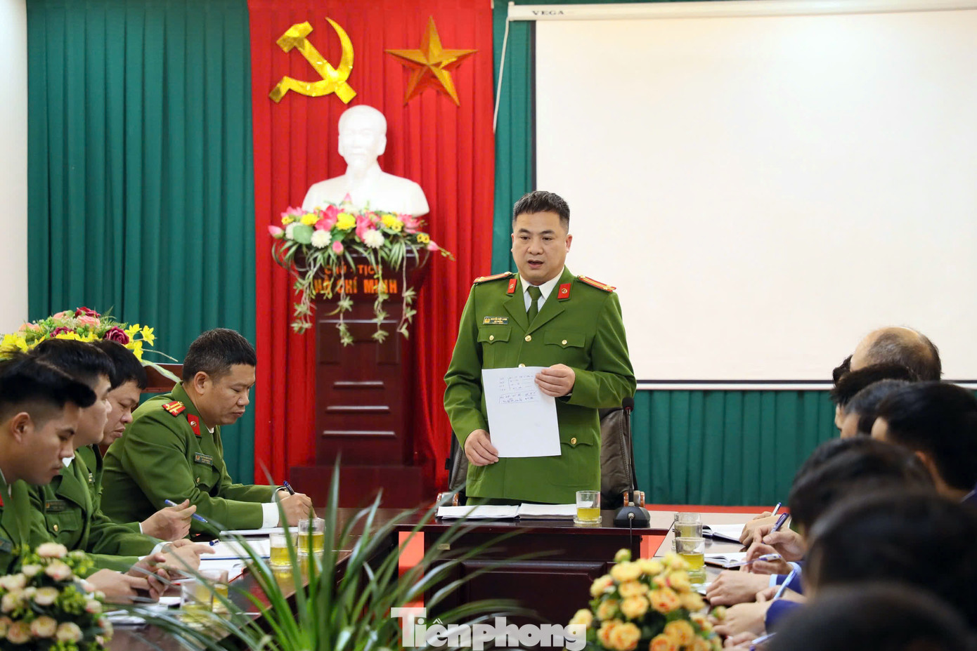 Tháng 2/2025, Công an TP Hà Nội tiếp nhận chức năng quản lý Nhà nước về cai nghiện ma túy và quản lý sau cai nghiện ma túy từ Sở Lao động - Thương binh và Xã hội và ra mắt tổ chức bộ máy và nhân sự chủ chốt của các cơ sở cai nghiện theo mô hình mới. Do đó, ngày 1/3, từ 7 cơ sở cai nghiện như hiện nay, sẽ chỉ còn 4 cơ sở cai nghiện thuộc Phòng Cảnh sát điều tra tội phạm về ma túy, Công an TP Hà Nội. Trung tá Nguyễn Việt Long - Trưởng Cơ sở cai nghiện số 4 cho biết, với tinh thần không để gián đoạn, đứt gãy công tác cai nghiện, đơn vị đã nhanh chóng triển khai thực hiện nhiệm vụ ngay trong ngày đầu tiên. Tháng 2/2025, Công an TP Hà Nội tiếp nhận chức năng quản lý Nhà nước về cai nghiện ma túy và quản lý sau cai nghiện ma túy từ Sở Lao động - Thương binh và Xã hội và ra mắt tổ chức bộ máy và nhân sự chủ chốt của các cơ sở cai nghiện theo mô hình mới. Do đó, ngày 1/3, từ 7 cơ sở cai nghiện như hiện nay, sẽ chỉ còn 4 cơ sở cai nghiện thuộc Phòng Cảnh sát điều tra tội phạm về ma túy, Công an TP Hà Nội. Trung tá Nguyễn Việt Long - Trưởng Cơ sở cai nghiện số 4 cho biết, với tinh thần không để gián đoạn, đứt gãy công tác cai nghiện, đơn vị đã nhanh chóng triển khai thực hiện nhiệm vụ ngay trong ngày đầu tiên.