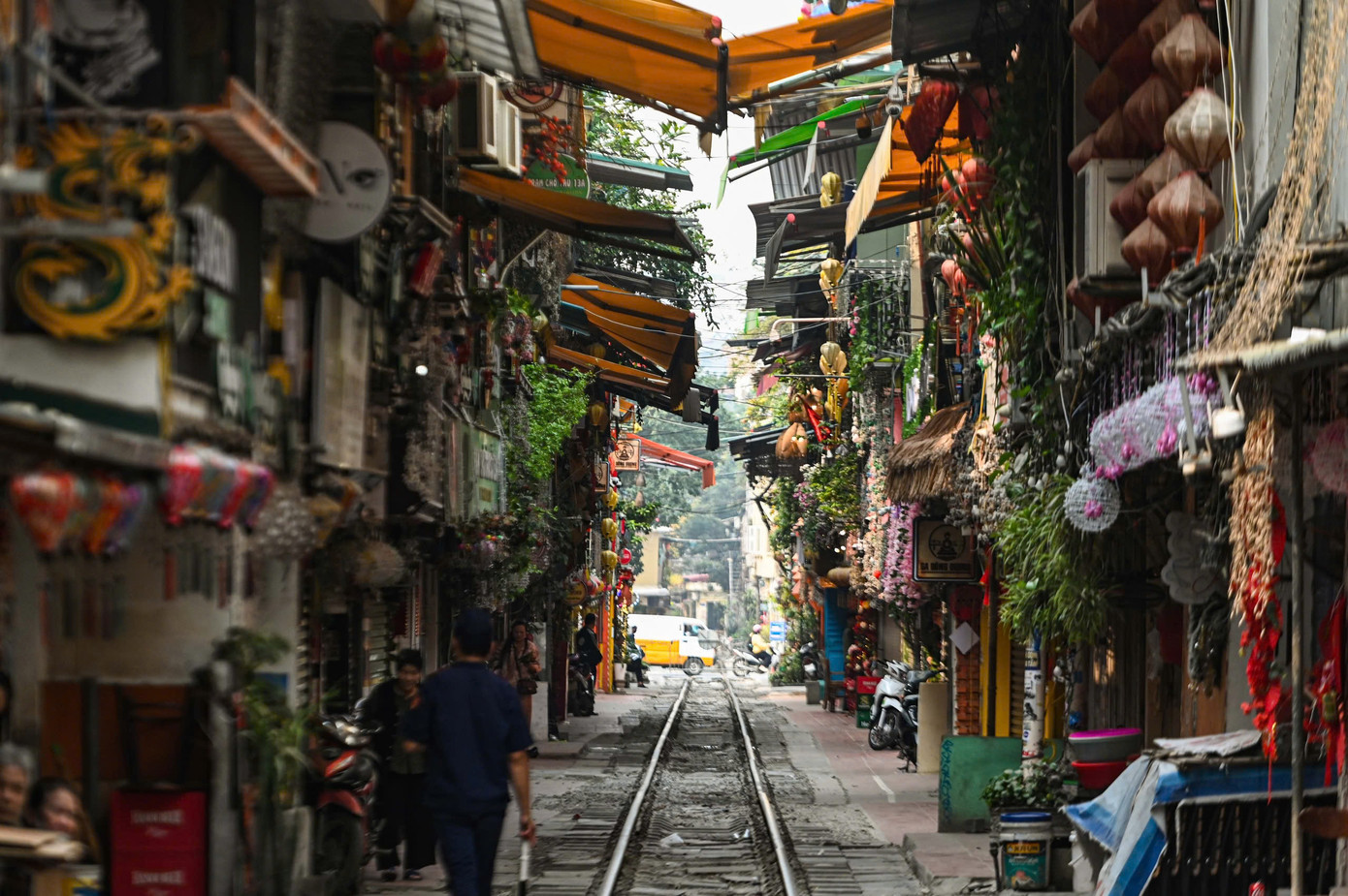 Hàng quán ven đường tàu.