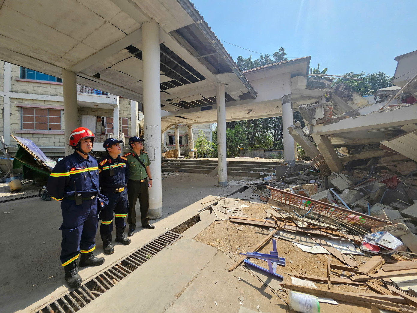 Vào sáng 31/3, ngay khi ổn định nơi đóng quân, đoàn công tác lập tức triển khai hoạt động cứu hộ, hỗ trợ tìm kiếm người bị nạn, khám chữa bệnh và tham gia các hoạt động khắc phục hậu quả thiên tai theo sự điều phối của cơ quan chức năng Myanmar. Dự kiến, đoàn công tác cứu hộ, cứu nạn của Bộ Công an Việt Nam sẽ thực hiện nhiệm vụ tại Myanmar trong thời gian 10 ngày, phối hợp chặt chẽ với các lực lượng chức năng sở tại để triển khai các phương án tìm kiếm, cứu hộ một cách hiệu quả nhất. Sự có mặt kịp thời của lực lượng cứu hộ Việt Nam thể hiện tinh thần sẵn sàng hỗ trợ quốc tế trong những tình huống khẩn cấp, đồng thời khẳng định trách nhiệm, tinh thần nhân đạo và tình đoàn kết giữa hai nước Việt Nam – Myanmar.