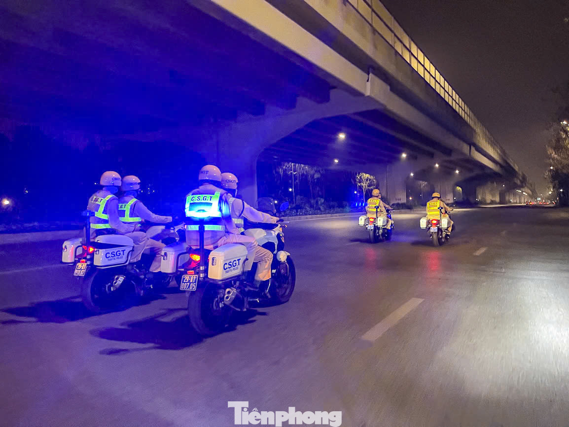 Các tổ công tác làm nhiệm vụ trên nhiều tuyến đường như: Xuân Thủy, Cầu Giấy, Phạm Văn Đồng, Phạm Hùng, Hồ Tùng Mậu, Cổ Nhuế, Hoàng Tăng Bí...