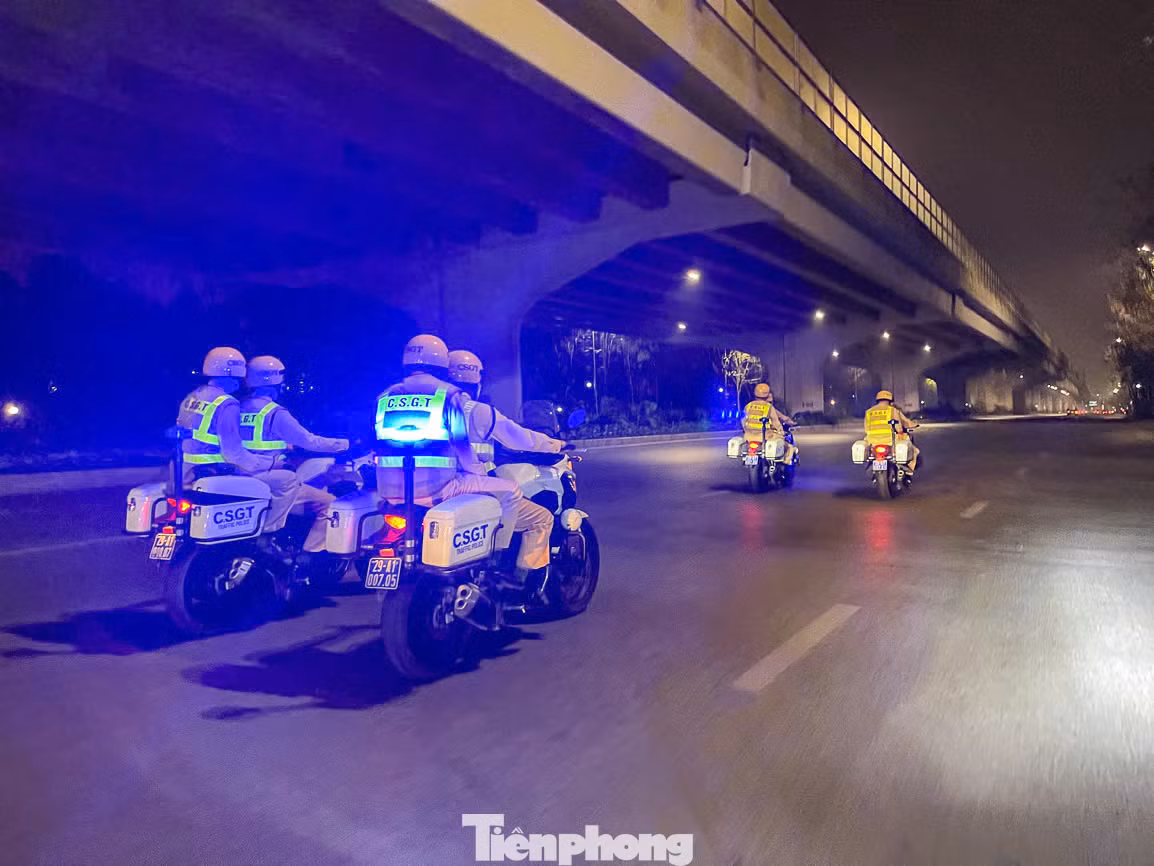 Các tổ công tác làm nhiệm vụ trên nhiều tuyến đường như: Xuân Thủy, Cầu Giấy, Phạm Văn Đồng, Phạm Hùng, Hồ Tùng Mậu, Cổ Nhuế, Hoàng Tăng Bí... Các tổ công tác làm nhiệm vụ trên nhiều tuyến đường như: Xuân Thủy, Cầu Giấy, Phạm Văn Đồng, Phạm Hùng, Hồ Tùng Mậu, Cổ Nhuế, Hoàng Tăng Bí...