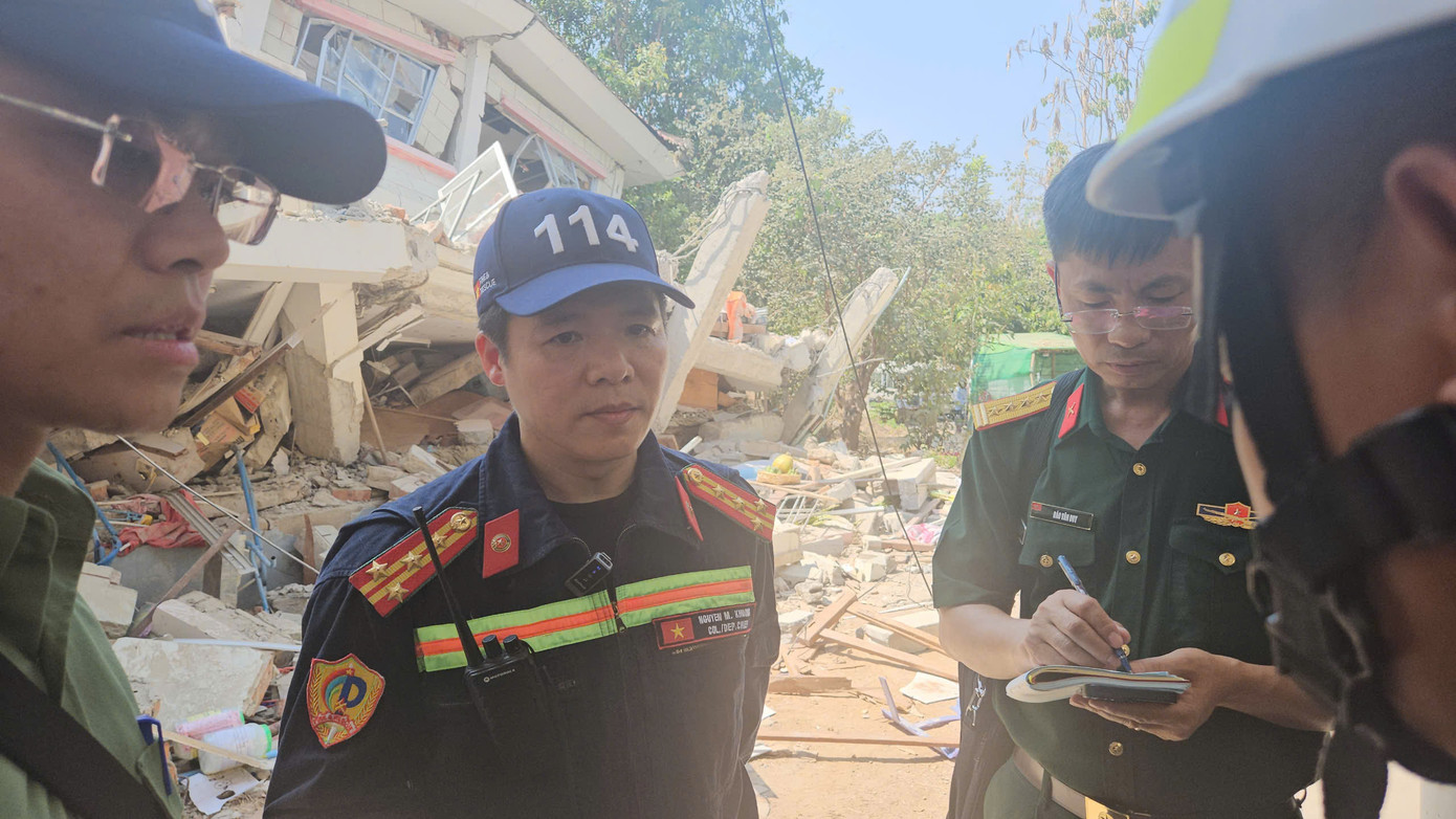 Sau đó, cơ quan chức năng Myanmar đưa lực lượng cứu nạn, cứu hộ của Việt Nam đến địa điểm cứu hộ đầu tiên khoảng 20 phút di chuyển. Ảnh: Lê Hoàng