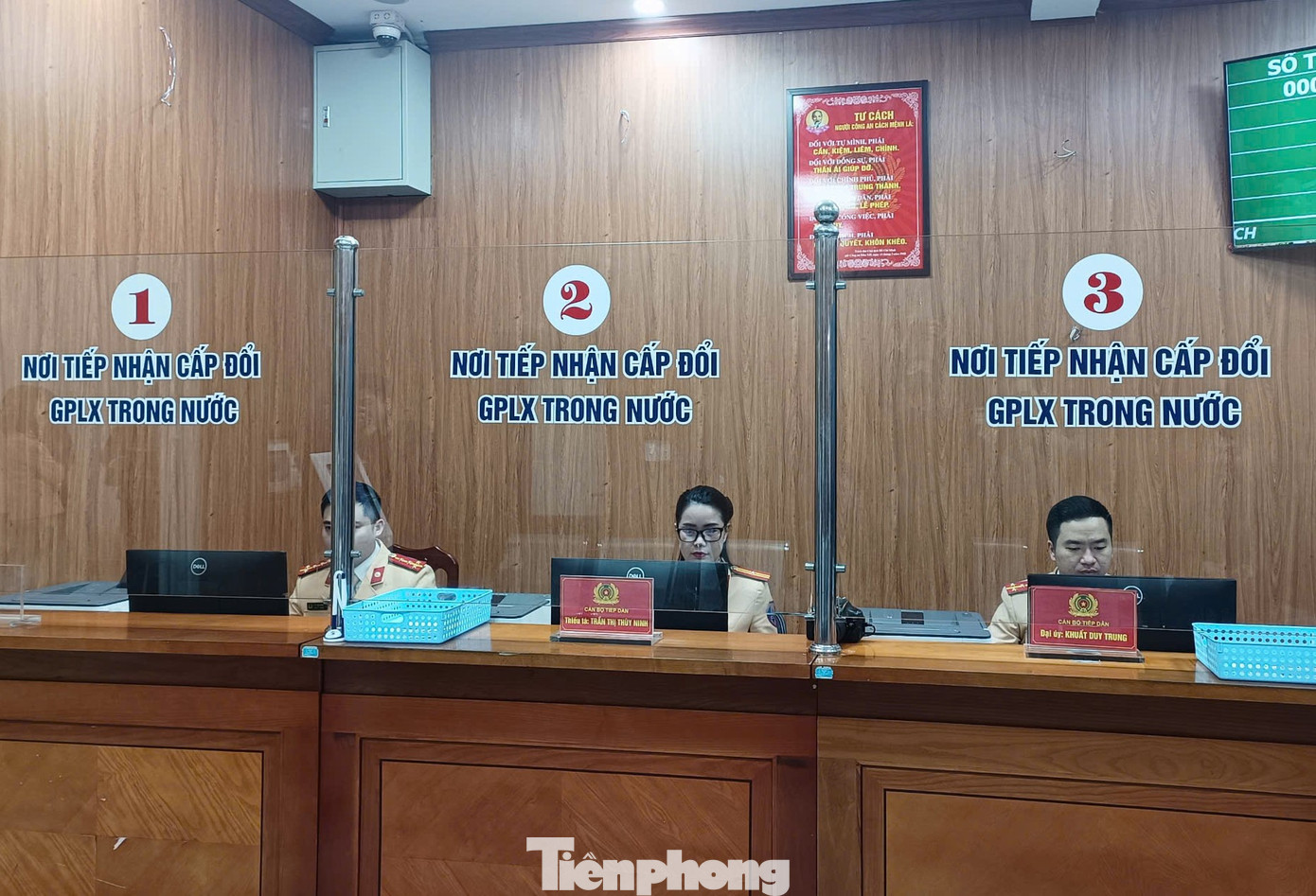 Cục CSGT vừa có hướng dẫn đối với những người tham gia giao thông đã hoàn thành thủ tục, đang trong thời gian chờ cấp, đổi GPLX. Ảnh: Thanh Hà Cục CSGT vừa có hướng dẫn đối với những người tham gia giao thông đã hoàn thành thủ tục, đang trong thời gian chờ cấp, đổi GPLX. Ảnh: Thanh Hà