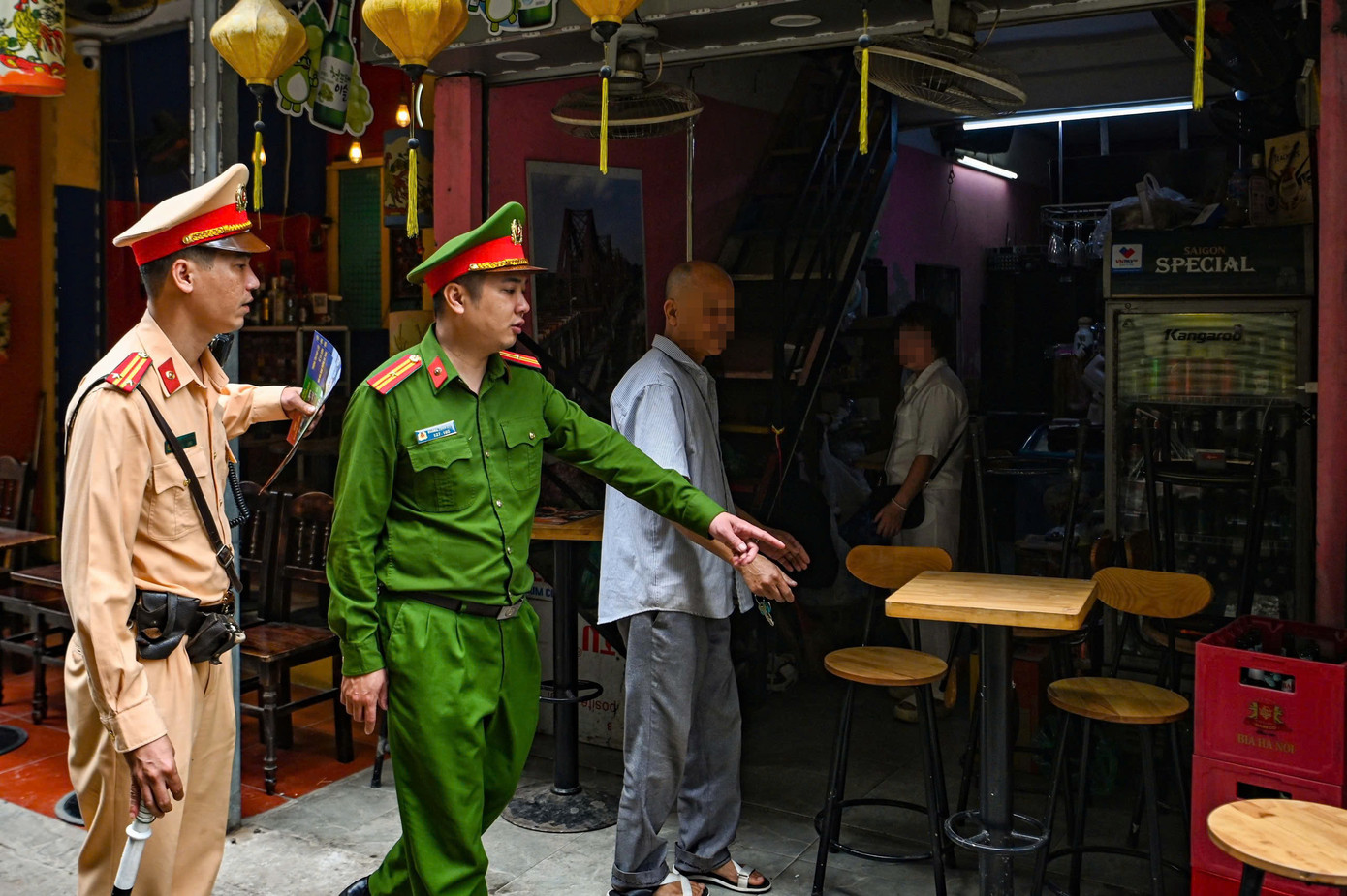 Lực lượng cảnh sát làm nhiệm vụ tại khu vực "phố cà phê đường tàu".